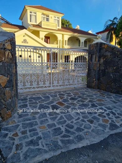 Maison à vendre à Flic en Flac, 300m², 5 chambres, bureau, piscine privée, accès mer, proche des commerces, Rs 16M.