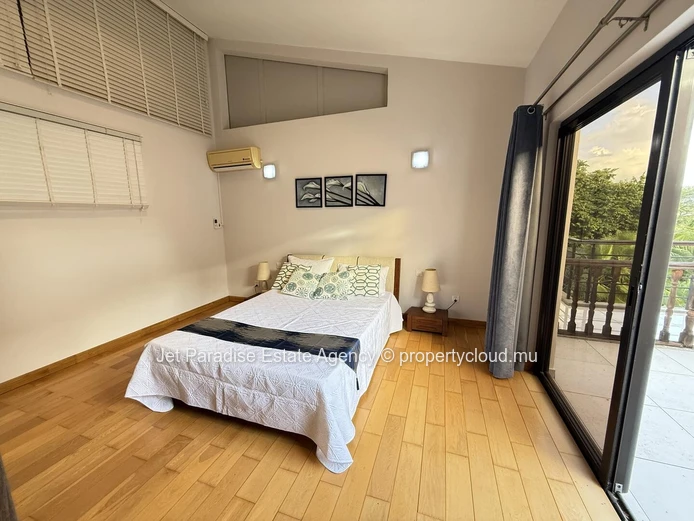 Maison à vendre à Rivière Noire - Black River, 210m², 4 chambres en suite, piscine privée, proche écoles, arrêt de bu...