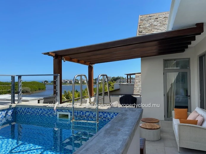 Penthouse RES à vendre à Rivière Noire, 150m², 2 chambres, piscine privée, vue mer, montagne, tennis, gym, proche com...