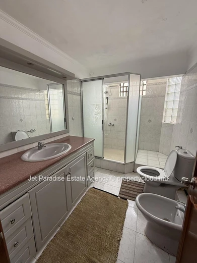 Maison à vendre à Flic en Flac, 300m², 5 chambres, bureau, piscine privée, accès mer, proche des commerces, Rs 16M.