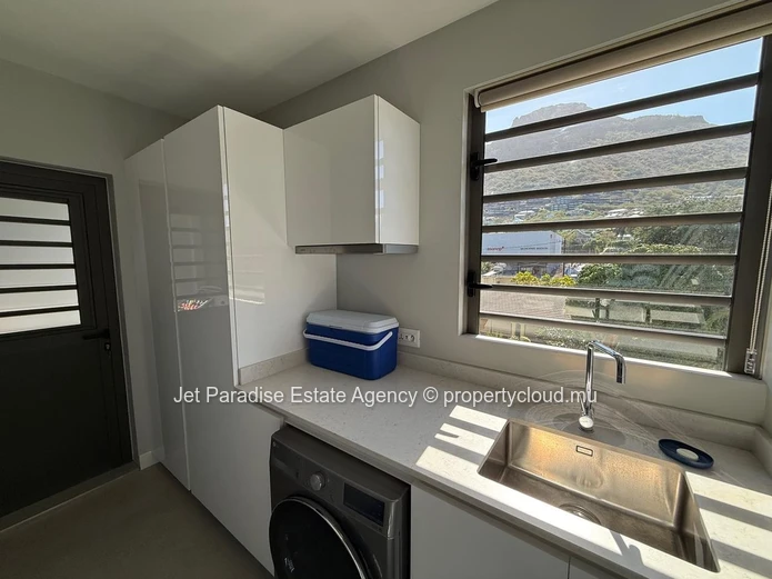 Superbe Appartement Meublé de 3 Chambres en Suite