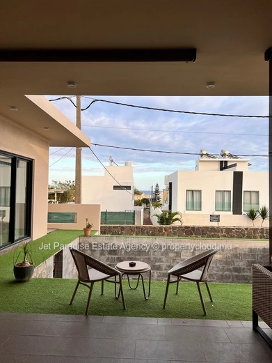 Maison à vendre à Flic en Flac, 220m² habitables, terrain de 504m², 3 chambres, piscine privée.