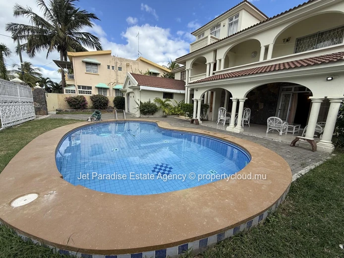 Maison à vendre à Flic en Flac, 300m², 5 chambres, bureau, piscine privée, accès mer, proche des commerces, Rs 16M.