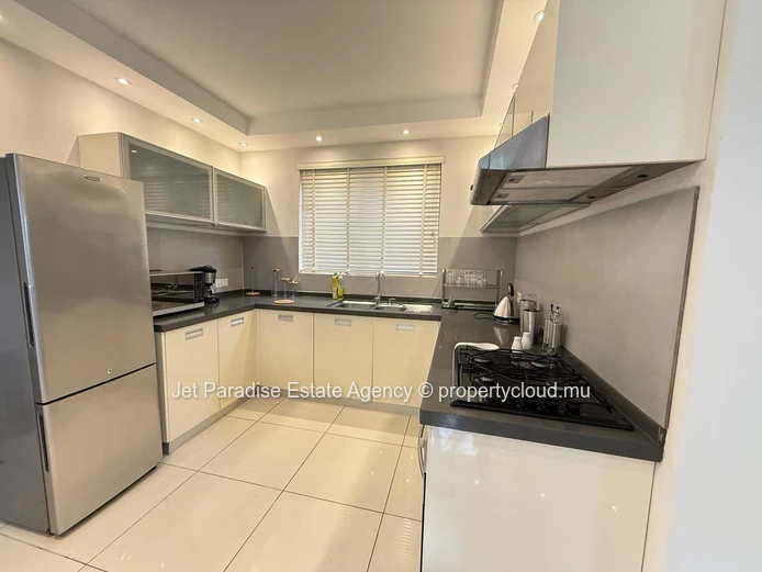 Maison à vendre à Rivière Noire - Black River, 210m², 4 chambres en suite, piscine privée, proche écoles, arrêt de bu...