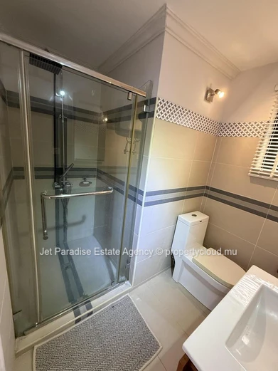 Maison à vendre à Rivière Noire - Black River, 210m², 4 chambres en suite, piscine privée, proche écoles, arrêt de bu...