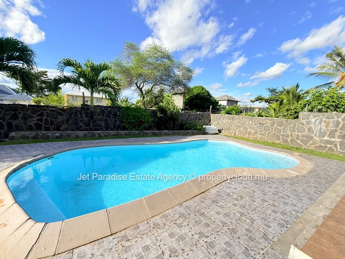 House with garden and swimming pool
