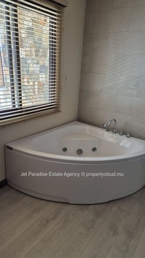Maison à Flic en Flac, 384m², terrain 459m², 3 chambres, piscine privée, proche écoles, arrêt de bus, hôpital et comm...