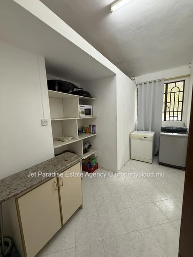 Maison à vendre à Flic en Flac, 300m², 5 chambres, bureau, piscine privée, accès mer, proche des commerces, Rs 16M.