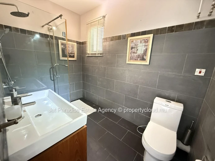 Maison à vendre à Rivière Noire - Black River, 210m², 4 chambres en suite, piscine privée, proche écoles, arrêt de bu...