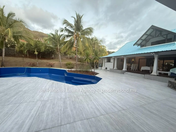 Maison à vendre à Tamarin, 4 chambres, piscine privée, vue mer et montagne, meublé, Rs 50M.