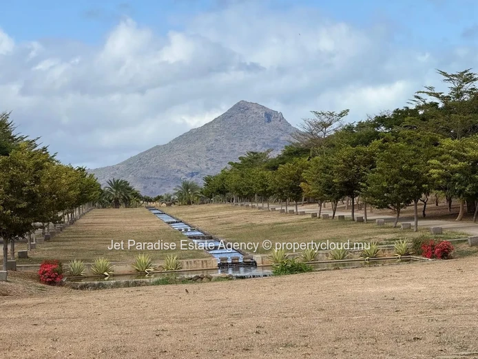 Terrain de 594 m² à  Flic en Flac – Vue Mer & Montagne, Lotissement Sécurisé