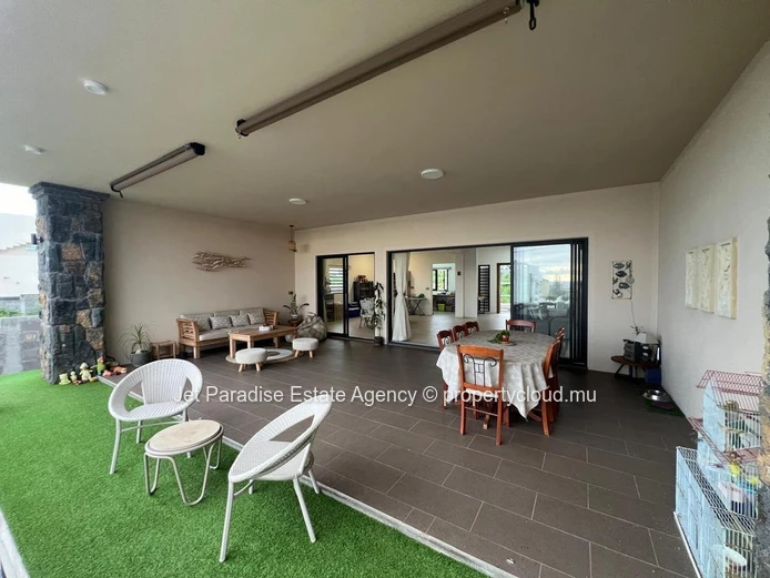 Maison à vendre à Flic en Flac, 220m² habitables, terrain de 504m², 3 chambres, piscine privée.