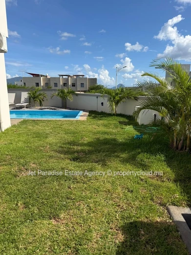 Newly built 4 bedrooms house with private swimming pool and Garden