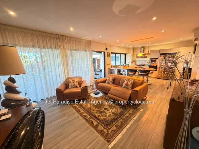 Beautiful Furnished ground floor apartment with Sea View