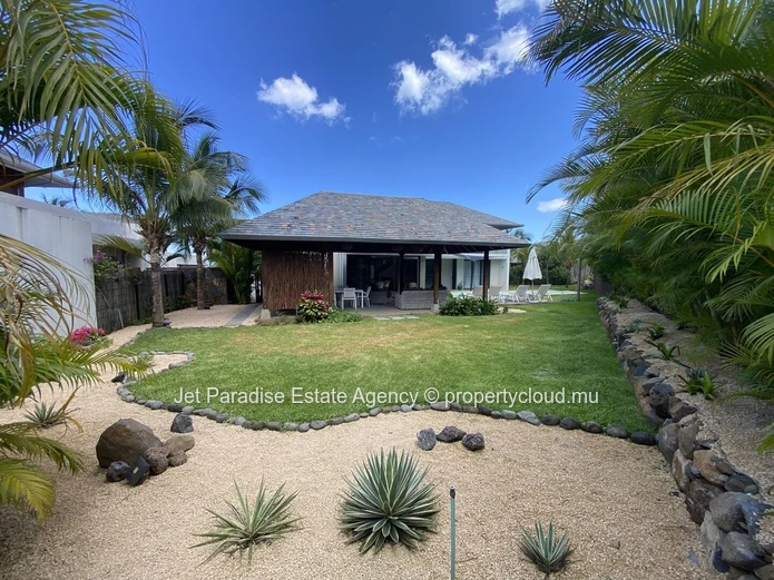 Villa à vendre à Tamarin, 646m² habitables, terrain de 372m², 3 chambres, piscine privée, vue montagne, proche commod...