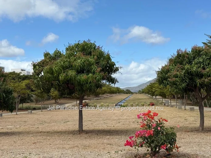 Terrain de 594 m² à  Flic en Flac – Vue Mer & Montagne, Lotissement Sécurisé
