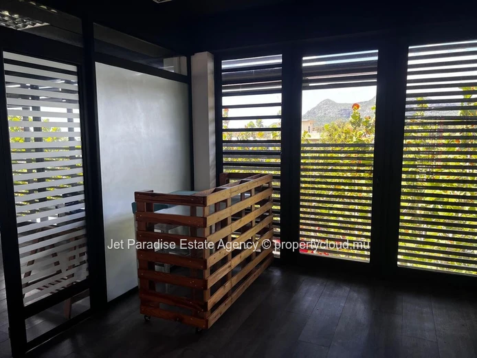 Bureau à louer à Ebène, 63m², accès handicapé, parking, meublé, climatisé.