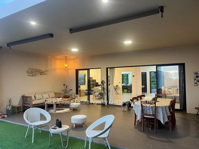 Maison à vendre à Flic en Flac, 220m² habitables, terrain de 504m², 3 chambres, piscine privée.