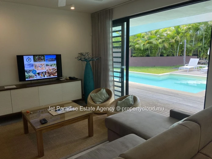 Villa à vendre à Tamarin, 646m² habitables, terrain de 372m², 3 chambres, piscine privée, vue montagne, proche commod...