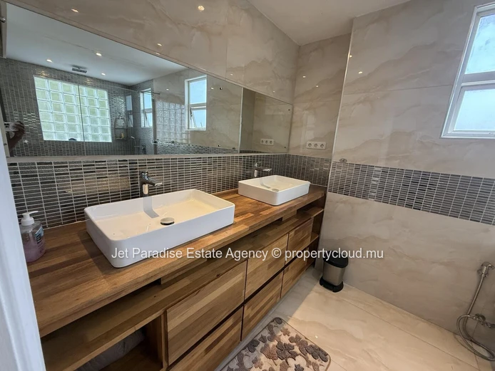 Maison en vente 5 chambres. Rs14M.