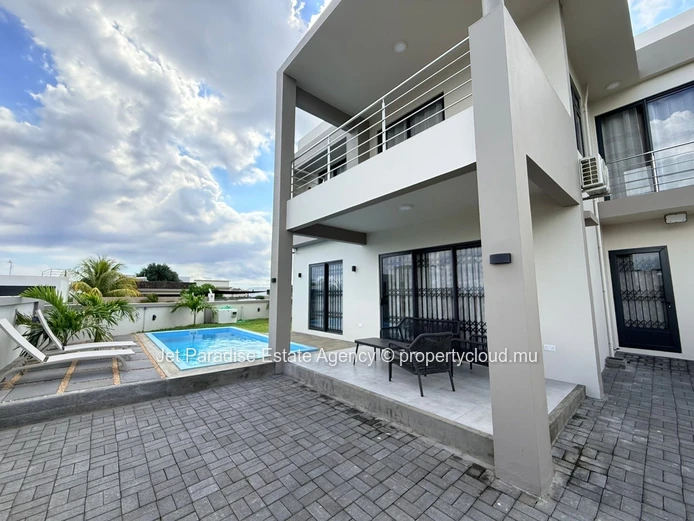 Newly built 4 bedrooms house with private swimming pool and Garden
