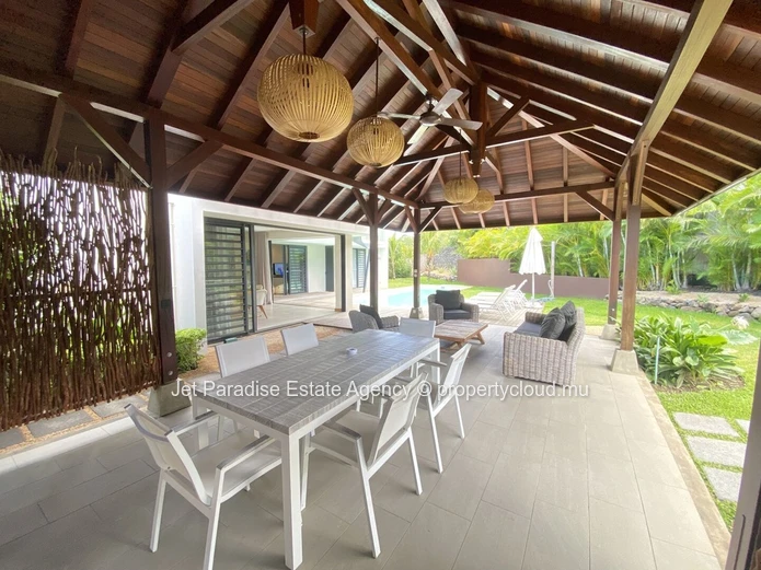 Villa à vendre à Tamarin, 646m² habitables, terrain de 372m², 3 chambres, piscine privée, vue montagne, proche commod...
