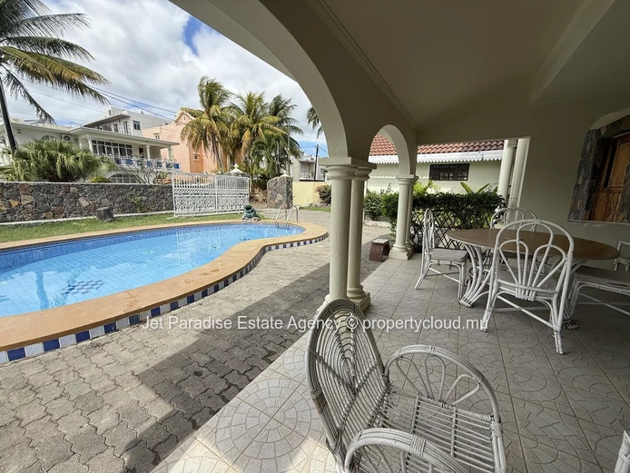 Maison à vendre à Flic en Flac, 300m², 5 chambres, bureau, piscine privée, accès mer, proche des commerces, Rs 16M.