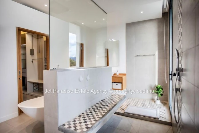 Villa à vendre à Tamarin, 1331m² habitables, 2500m² de terrain, 5 chambres, vue montagne, piscine, haute efficience é...