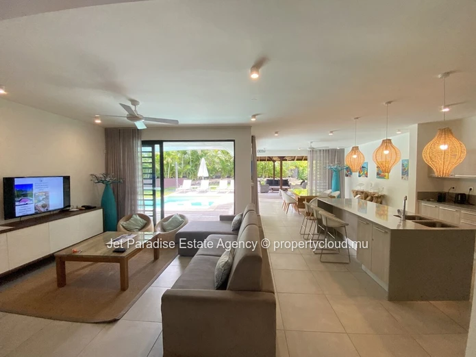 Villa à vendre à Tamarin, 646m² habitables, terrain de 372m², 3 chambres, piscine privée, vue montagne, proche commod...