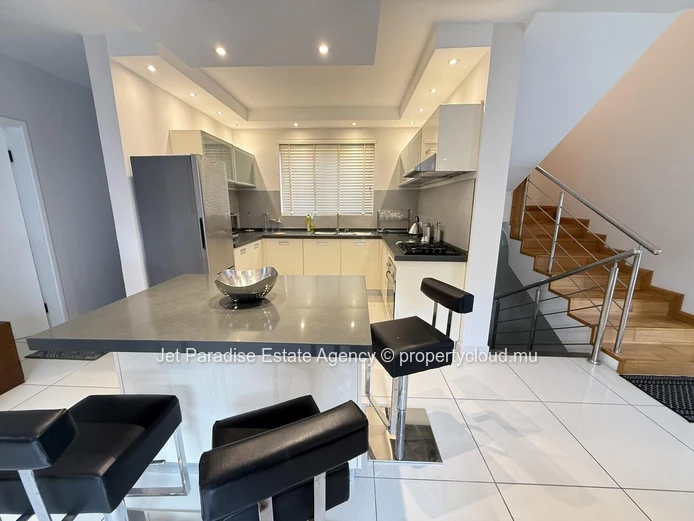 Maison à vendre à Rivière Noire - Black River, 210m², 4 chambres en suite, piscine privée, proche écoles, arrêt de bu...