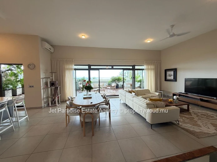 Magnifique Penthouse de 265m 2 avec Vue splendide sur mer. 