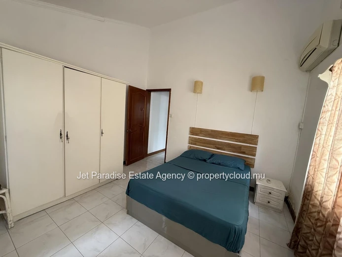 Maison à vendre à Flic en Flac, 300m², 5 chambres, bureau, piscine privée, accès mer, proche des commerces, Rs 16M.
