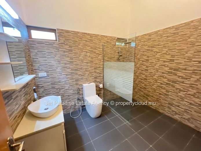 Luxurious Villa with Mountain Views in Tamarin - 434m² Living Area, Private Pool, Fully Furnished - Rs 55M