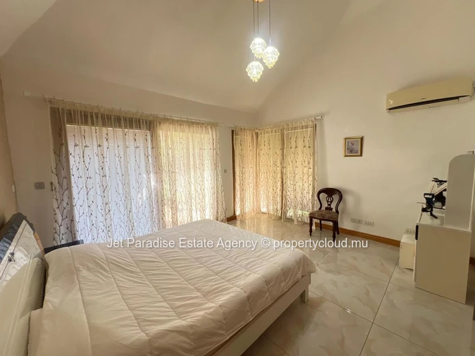 Luxurious Villa with Mountain Views in Tamarin - 434m² Living Area, Private Pool, Fully Furnished - Rs 55M