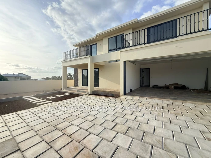 Modern Villa of 4 Bedrooms– Gated Community in Flic en Flac