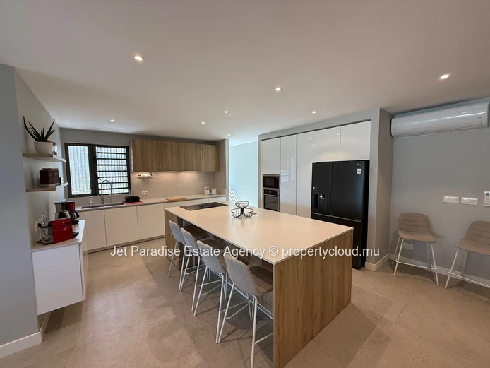 Superbe Appartement Meublé de 3 Chambres en Suite