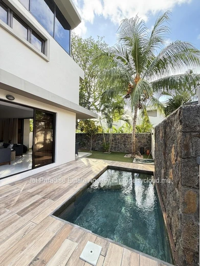 Maison à vendre à Rivière Noire - Black River, 210m², 4 chambres en suite, piscine privée, proche écoles, arrêt de bu...