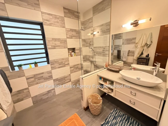 Beautiful Furnished ground floor apartment with Sea View