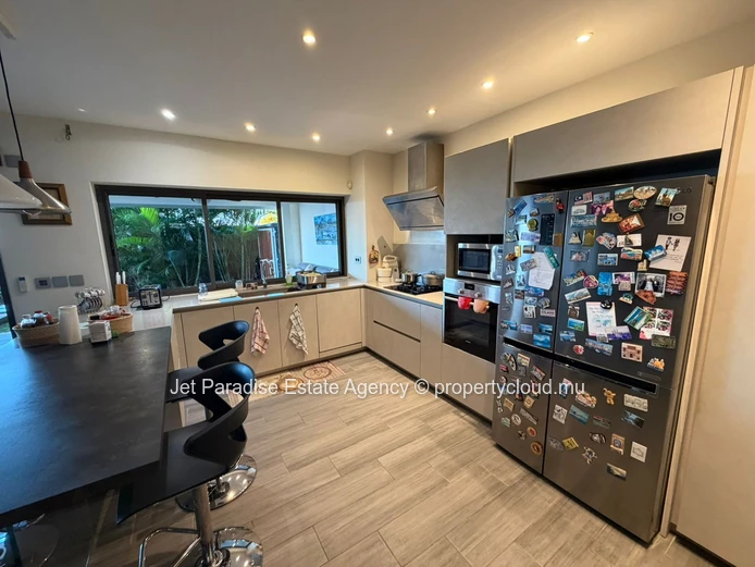 Beautiful Furnished ground floor apartment with Sea View
