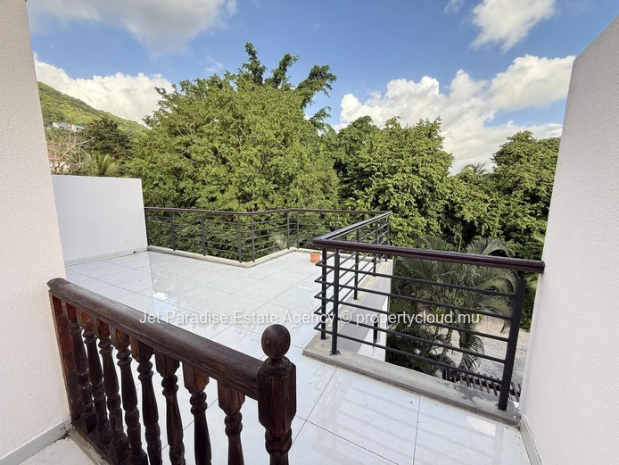 Maison à vendre à Rivière Noire - Black River, 210m², 4 chambres en suite, piscine privée, proche écoles, arrêt de bu...