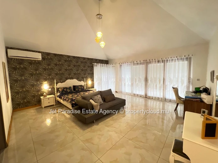 Luxurious Villa with Mountain Views in Tamarin - 434m² Living Area, Private Pool, Fully Furnished - Rs 55M