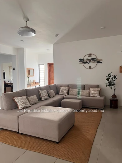 Maison à vendre à Flic en Flac, 220m² habitables, terrain de 504m², 3 chambres, piscine privée.