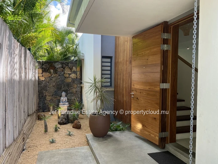 Villa à vendre à Tamarin, 646m² habitables, terrain de 372m², 3 chambres, piscine privée, vue montagne, proche commod...