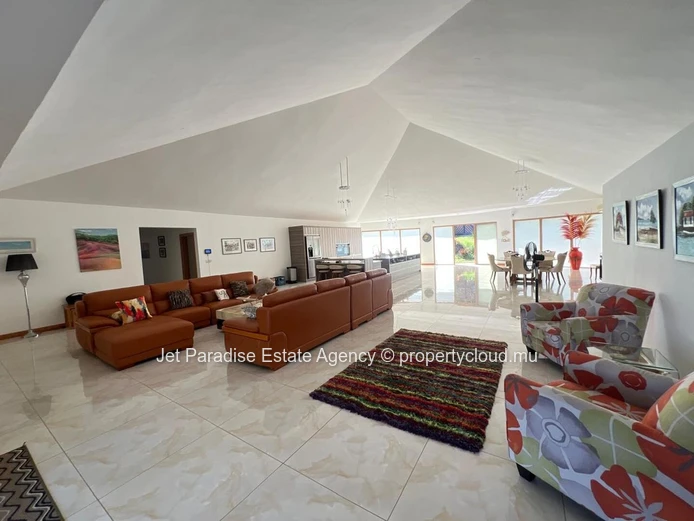 Luxurious Villa with Mountain Views in Tamarin - 434m² Living Area, Private Pool, Fully Furnished - Rs 55M