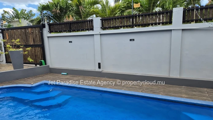 Maison à Flic en Flac, 384m², terrain 459m², 3 chambres, piscine privée, proche écoles, arrêt de bus, hôpital et comm...