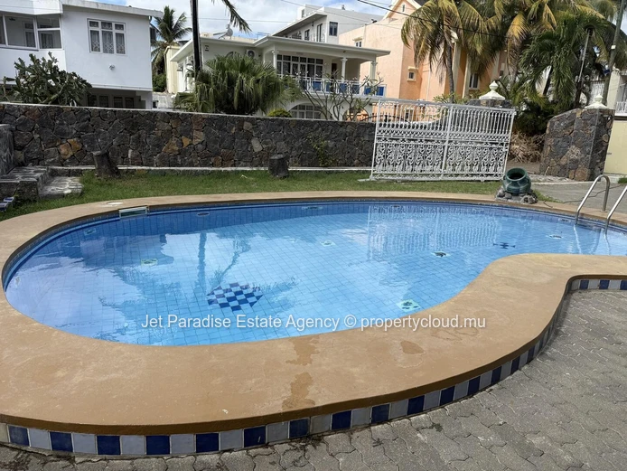 Maison à vendre à Flic en Flac, 300m², 5 chambres, bureau, piscine privée, accès mer, proche des commerces, Rs 16M.