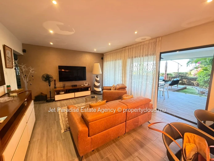 Beautiful Furnished ground floor apartment with Sea View
