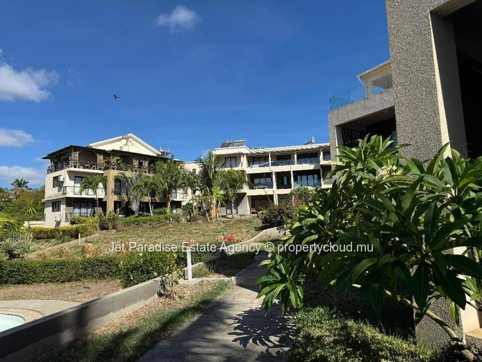 "Stunning Sea View Furnished Apartment in Flic en Flac with Pool Access - Ideal for Beachfront Living! 