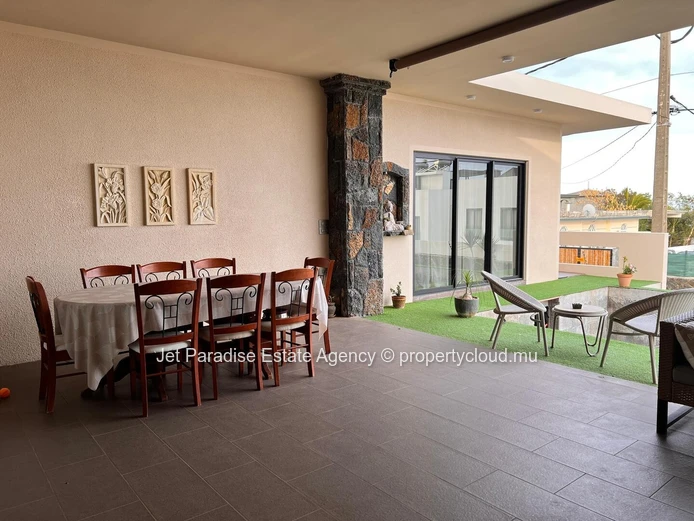 Maison à vendre à Flic en Flac, 220m² habitables, terrain de 504m², 3 chambres, piscine privée.