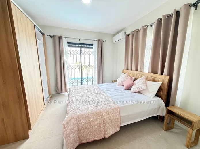 Newly built 4 bedrooms house with private swimming pool and Garden